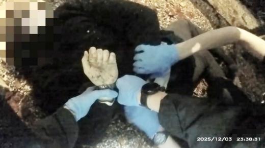 Detail z policejního videa, na kterém policisté spoutali smrtelně pobodaného Henryho Nowaka