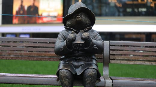 Socha medvídka Paddingtona na Leicester Square v Londýně