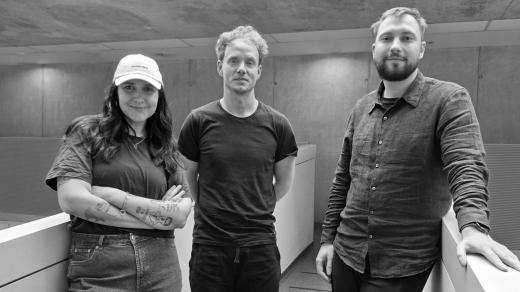 Hosté ArtCafé novinářka Apolena Rychlíková, herec a režisér Jiří Šimek a kulturní producent Jan Honeiser