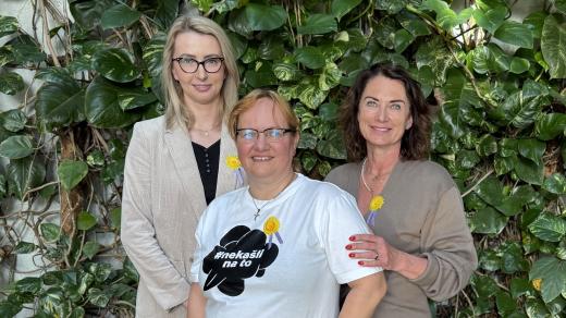 Zleva MUDr. Marie Drösslerová, pacientka Patricie a autorka pořadu Kateřina Dvořáková