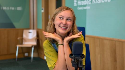 Eliška V. Krásnohorská ve studiu Českého rozhlasu Hradec Králové