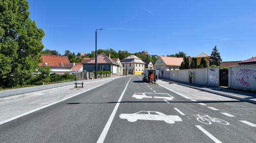 Svůj vlastní pruh dostali cyklisté na Rolnickém náměstí v Plzni