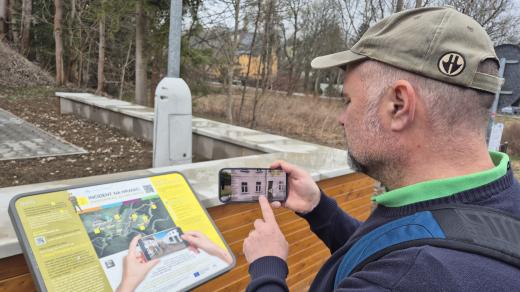 Spoluautor projektu Znovuoživené Krušnohoří Petr Mikšíček v Loučné, kde je možné pustit si díky aplikaci Živé hory a QR kódu animaci