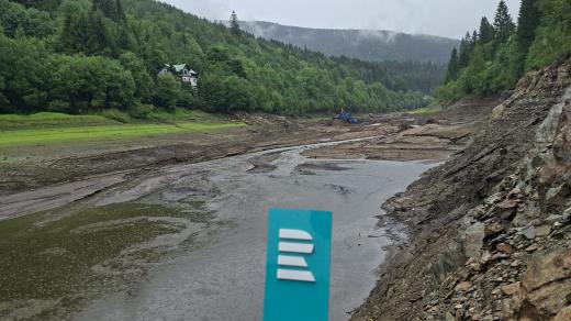 Měsíční krajina i hrdost na umění našich předků. Netradiční pohled na vypuštěnou Labskou přehradu