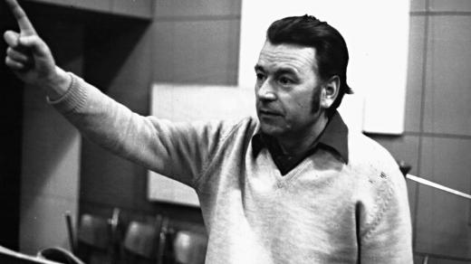 Karel Weinlich ve studiu při práci