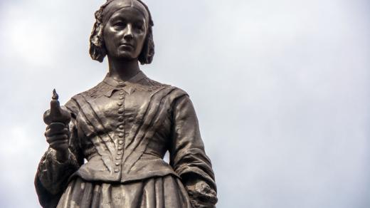 Florence Nightingale. Socha na Waterloo Place v londýnském Westminsteru, dílo sochaře Arthura G. Walkera