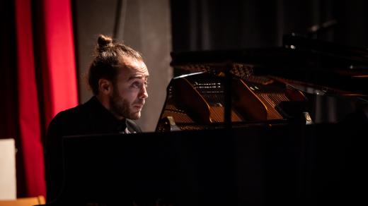Rumunský komorní orchestr a klavírista Daniel Ciobanu zahráli v přímém přenosu z MHF Leoše Janáčka