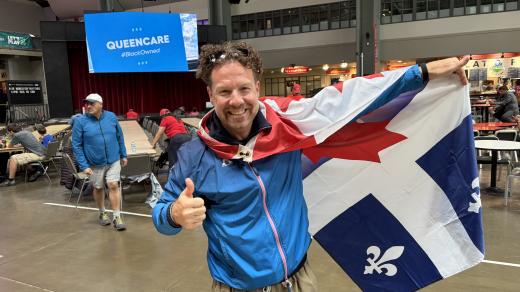 Eric, Kanaďan z Montrealu s kombinovanou vlajkou Kanady a provincie Quebec