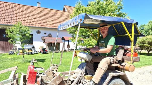 Hrnčíř a keramik Pavel Kovářík před svou dílnou v Rapšachu