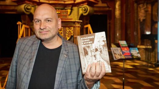 Eduard Freisler s oceněným cestopisem v Zrcadlové kapli Klementina v Praze