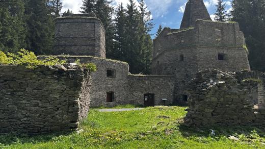 Nejstarší dochovaná šachtová vápenka v České republice stojí v lese mezi Hájem u Loučné pod Klínovcem a Kovářskou