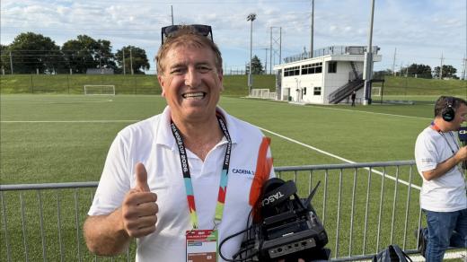 Claudio Giglioni, reportér a fotbalový komentátor argentinského rádia Cadena 3, který se s Maradonou osobně setkával a mluvil.