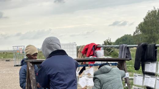 „Chci se dostat do Anglie. Mám tam rodinu – tátu a mámu,“ vypráví Ali