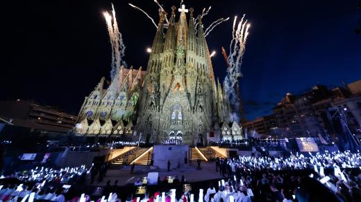 Papež v Barceloně požehnal věži chrámu Sagrada Familia, která je nejvyšší kostelní stavbou světa