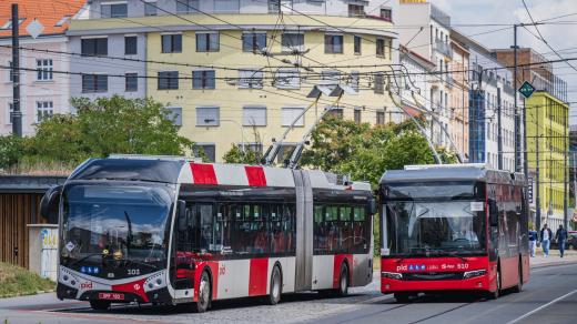 Trolejbus Bozankaya SNG 12T (vpravo) projíždí kolem trolejbusu SOR (vlevo)