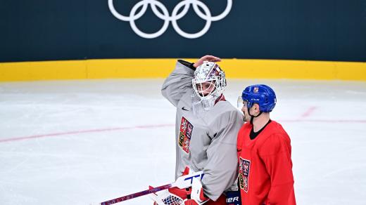 Brankář Lukáš Dostál s Jakubem Flekem na prvním tréninku v dějišti olympijských her