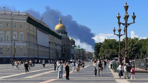 Černý kouř nad Petrohradem po ukrajinském dronovém útoku