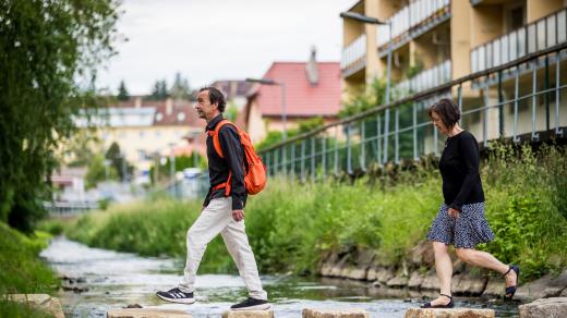 Do historického jádra Pelhřimova se z parkoviště lidé dostanou během chvilky, stačí překonat brod s kamennými nášlapy