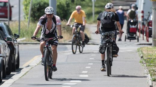 Cyklista na cyklostezce v Bráníku