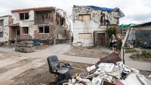 Úklid, obnova a demolice v obci Hrušky týden po zpustošení tornádem.