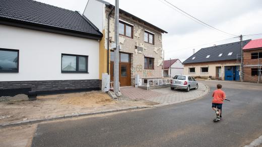 Obec Hrušky, rok po tornádu.