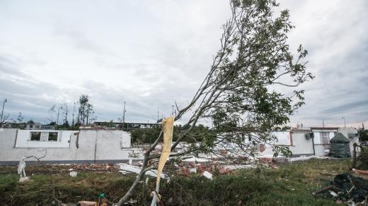 Úklid, opravy a demolice v obci Mikulčice poničené tornádem.