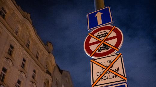 Zrušené dopravní značení zákazu nočního vjezdu do centra