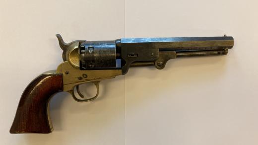 V Ostravě někdo odevzdal i tento revolver jako z Divokého západu