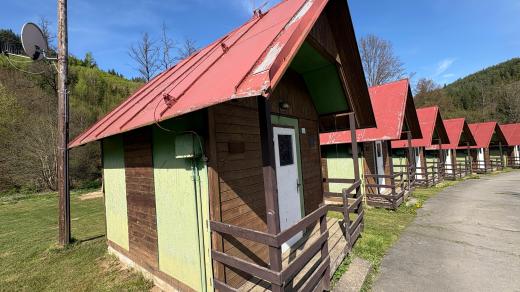 Brzy dojde i na menší chatky, karavany a stany