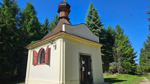 Kolem kaple platí zákaz zapalování ohňů a svíček
