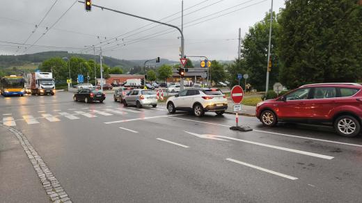 Silničáři zavřeli polovinu silnice v úseku u prodejny Lidl a křižovatky k Baťově nemocnici
