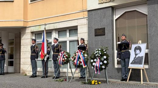 Na počest pilota britského královského letectva RAF Jiřího Macháčka byla v Sedlčanech odhalena pamětní deska