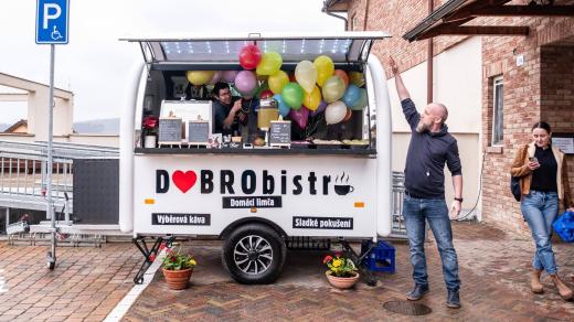 Hospic v Čerčanech si na provoz vydělává i mobilní kavárnou Dobrobistro