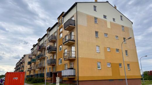 Bytový dům v Brně-Chrlicích, jehož střechu před rokem zachvátil oheń