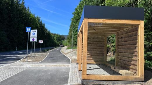 Na nové cyklostezce stojí i autobusová zastávka