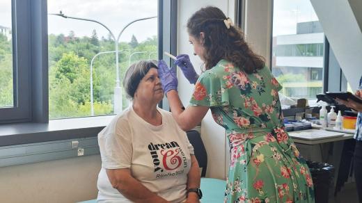 Při některých lekcích a zkouškách na Masarykově univerzitě pomáhají senioři. Dělají medikům figuranty