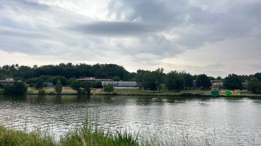 Koupaliště Džbán v Praze 6 i letos nahradil areál Džbán park na protilehlém břehu