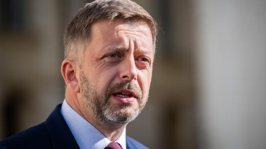 Vláda vytváří zmatek, aby politicky ovládla veřejnoprávní média. Budeme obstruovat, slibuje Rakušan
