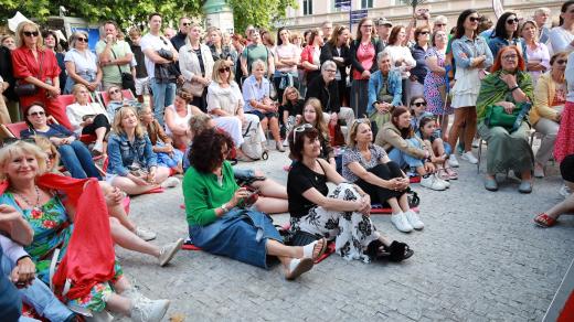 Diváci karlovarskéno festivalu posluchají rozhvor s Marií Rottrovou