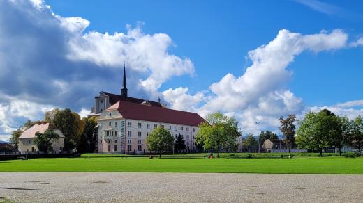 Farní kostel Nanebevzetí Panny Marie a opatské křídlo někdejšího kláštera, kde sídlí archív