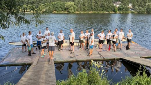 Na dračí loď vyrazila i létající redaktorka Monika Doležalová, absolvovala trénink s Převážně neškodný dragon boat team