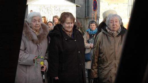 Přeživší holocaustu u sochy „Základní kolej“ před nádražím Praha-Bubny