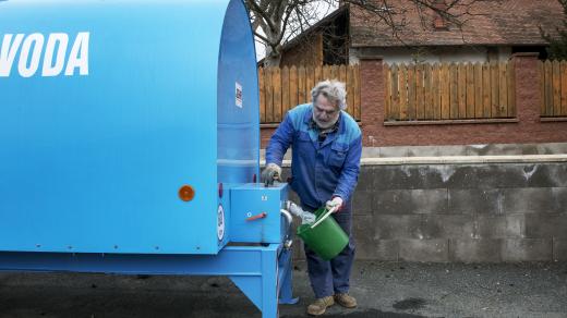 Vyschlé studny v Jedoušově.
https://www.irozhlas.cz/zpravy-domov/pardubicko-jedousov-studna-voda-nedostatek-vody-vrt-cesky-bansky-urad_2002230936_gak