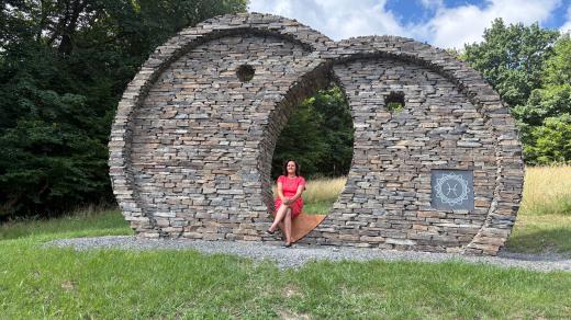 Vesmírná rybí lavička a Alena Zemanová ze spolku Krajina břidlice