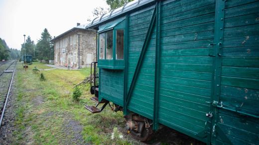 Staré nádraží v Kovářské zachraňuje glamping