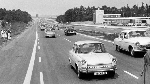 Motoristé na prvním úseku dálnice mezi Prahou a Mirošovicemi po jeho slavnostním otevření