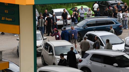 Auta ve frontě na benzin u pumpy v Čitě na východě Ruska, 30. 6. 2026