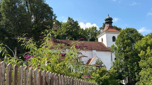 Věžička kostela svatého Šimona a Judy v Týnci nad Sázavou se před časem začala naklánět, při podrobném průzkumu našli stavaři časovou schránku