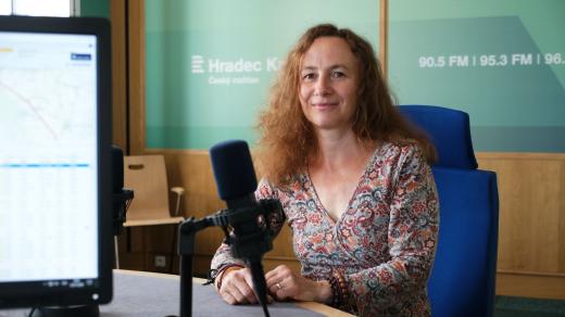 Jana Kaplanová ve studiu Českého rozhlasu Hradec Králové