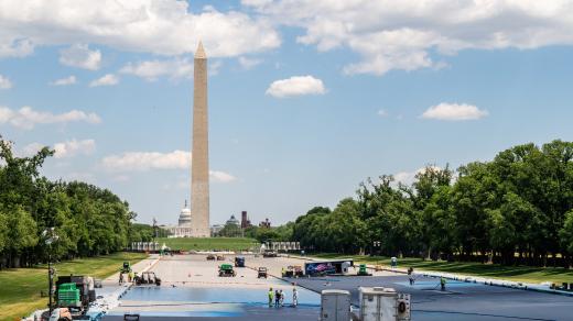Dno ikonického Reflecting Pool před Lincolnovým memoriálem barví dělníci na modro